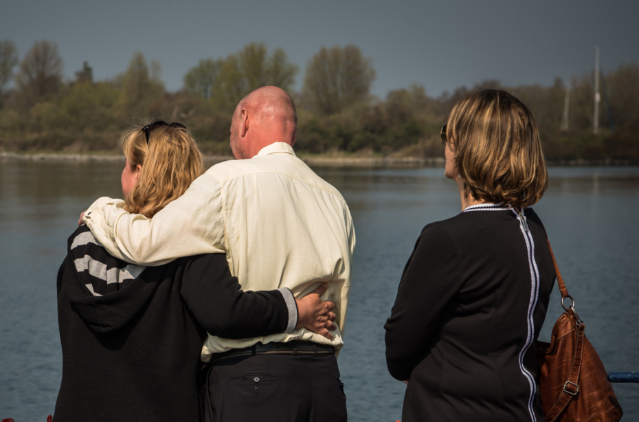 man-en-vrouw-kijken-uit-over-water