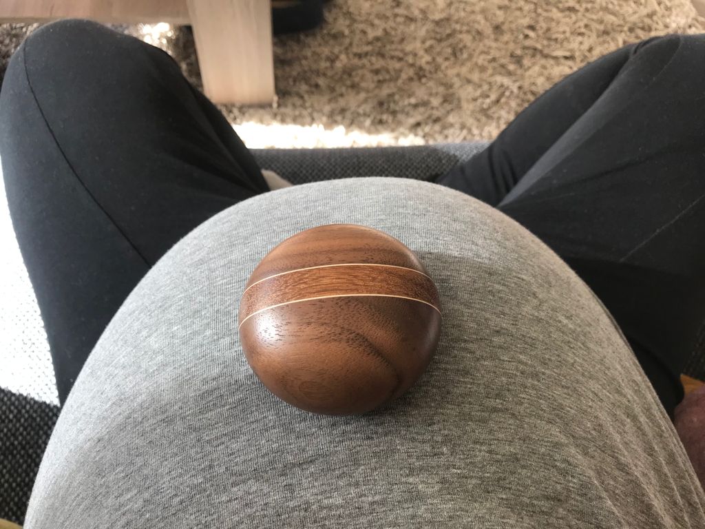 houten-urn-op-zwangere-buik