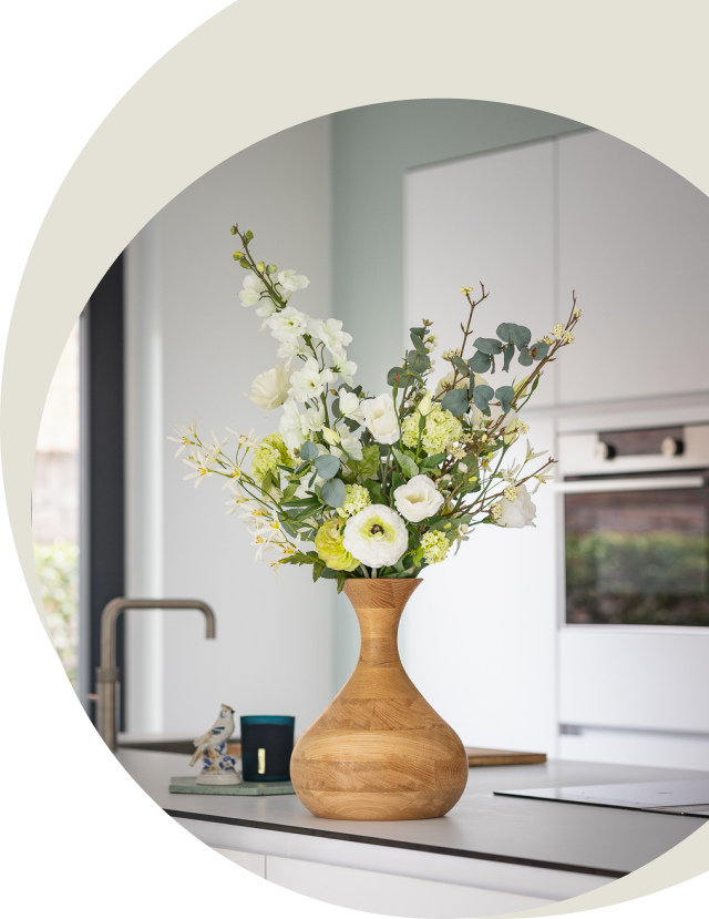 Vase - eiken - witte bloemen - urn - Memories to Keep - header