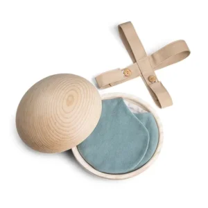 Still urn geopend in twee helften op witte achtergrond, onderkant met blauw dekentje met riem ernaast uitgespreid