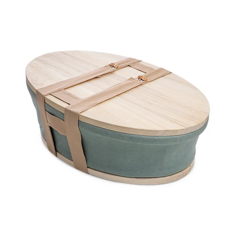 Gesloten Heaven uitvaartmandje in zachtgroen vilt met houten deksel en beige draagbanden met houten knopen